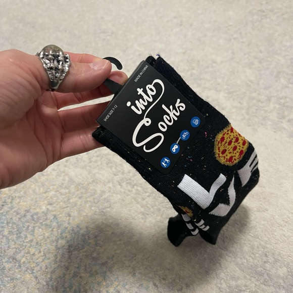 Brand New Unisex One Size Into Socks Spotted LVE Socks In Black With Pizza Print - Picture 6 of 7